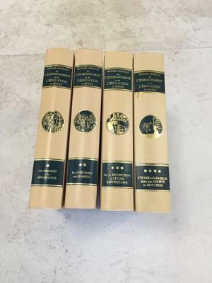 une série de quatre livres posés sur une table