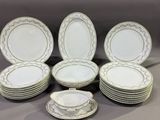 un ensemble d'assiettes plates et de bols blancs et dorés