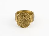gros plan d'une bague en or sur une surface blanche