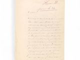 une feuille de papier avec des notes manuscrites, posée sur une table
