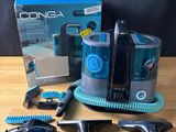une photo d'une table sur laquelle se trouvent un aspirateur et d'autres objets