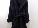 une photo d'un manteau noir accroché à un mur