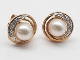 une paire de boucles d'oreilles en perles et diamants