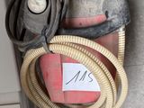 une photo d'un bidon d'essence auquel est raccordé un tuyau