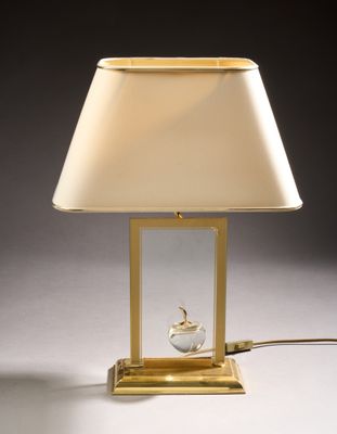 une image représentant une lampe avec un pied en verre et un abat-jour blanc