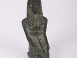 statue d'une femme tenant un vase sur un fond blanc