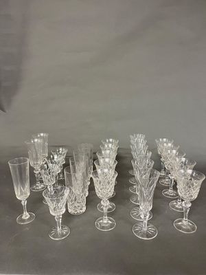 un grand nombre de verres à vin posés sur une table