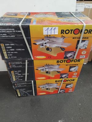 une pile de boîtes empilées les unes sur les autres