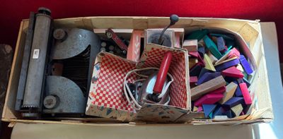 une boîte remplie d'objets assortis posée sur une table