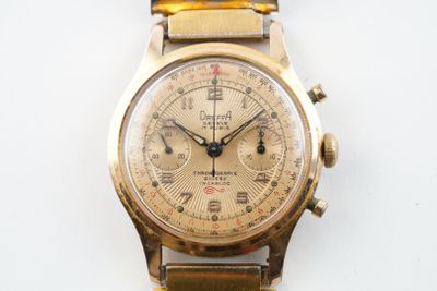 une image d'un gros plan d'une montre-bracelet sur une surface blanche