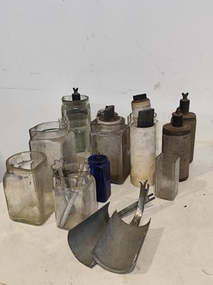 beaucoup de bouteilles en verre et une pelle par terre