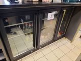 une porte vitrée sur laquelle est apposée une pancarte