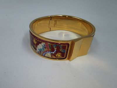 bracelet plaqué or orné d'une image représentant un homme et une femme