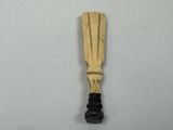 une pagaie en bois avec un manche noir sur un fond blanc