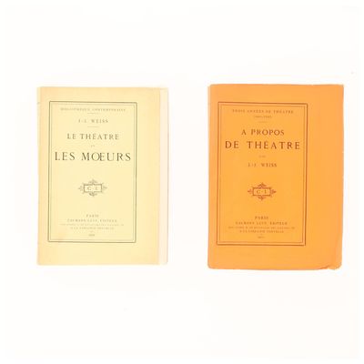 deux livres posés l'un sur l'autre sur une surface blanche