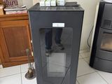 un poêle noir posé dans une cuisine à côté d'un poêle noir