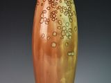 un vase posé sur une surface blanche