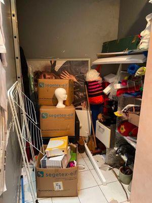 un placard rempli de cartons et de vêtements