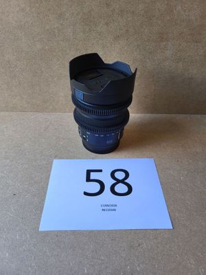 un gros plan sur l'objectif d'un appareil photo posé sur une table