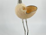 un oiseau posé sur un support muni d'un bol
