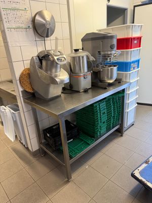 une cuisine avec une table sur laquelle sont disposés tout un tas de produits alimentaires