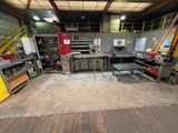 une photo d'une pièce remplie d'outils