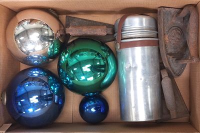 une boîte en carton remplie de décorations de Noël variées