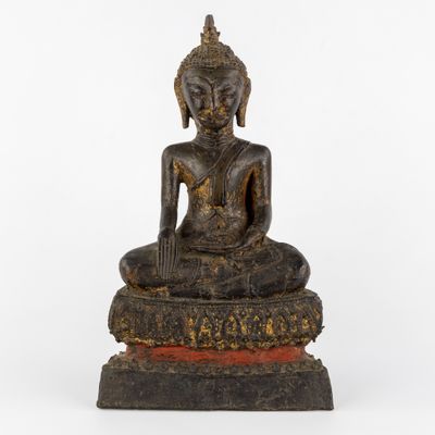 Bouddha en bronze ancien, assis sur un trône de lotus dans l…