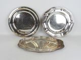 un plateau en argent avec un miroir et un plateau en argent posés sur une surface blanche