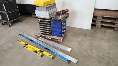 une pile de boîtes sur une palette dans un entrepôt
