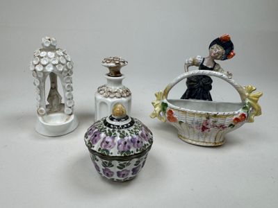 trois types de vases différents et une figurine miniature posés sur une table