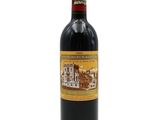 une bouteille de vin rouge posée sur une table blanche