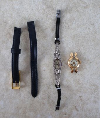 deux montres et un bracelet de montre posés sur une table