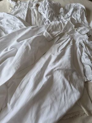 un lit défait, sur lequel sont posés des draps blancs et des oreillers
