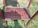 une chaise en bois posée dans l'herbe