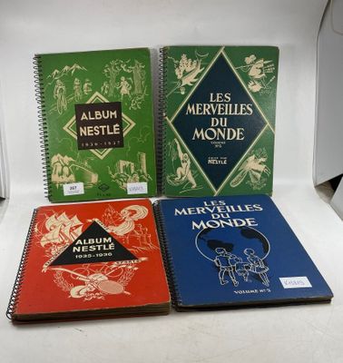trois livres sont posés les uns à côté des autres sur une surface blanche