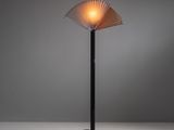 une lampe posée sur une table, dont la lumière est allumée