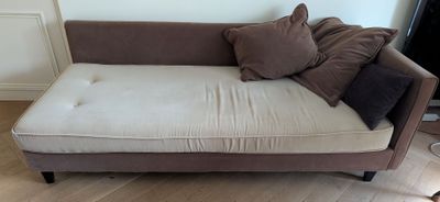 un canapé avec des coussins posés dessus, dans un salon