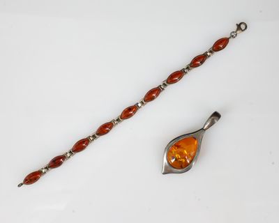 une photo d'un bracelet orné d'une perle en verre orange et d'un fermoir en argent