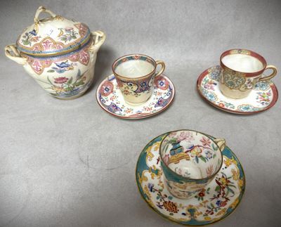 quatre services de tasses et soucoupes en porcelaine pour le thé et le café