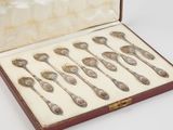 many spoons and spoon spoons in a case