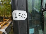 une photo en gros plan d'une porte sur laquelle figure un numéro
