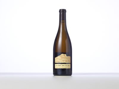 une bouteille de vin blanc posée sur une table