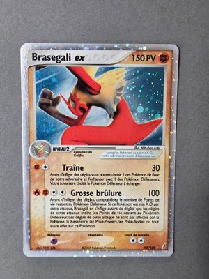 Au dos de la carte Pokémon, il y a l'image d'un oiseau.