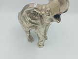 une figurine d'éléphant en argent coiffée d'un chapeau