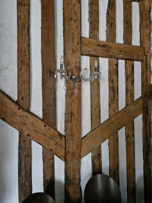 une paire de chaussures posée sur une table
