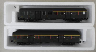 deux wagons noirs et jaunes dans une boîte blanche