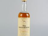 une bouteille de whisky « Grey Hound » posée sur une table