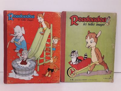 Deux livres pour enfants sont posés sur une surface blanche