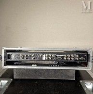 une photo d'une chaîne hi-fi posée sur une table